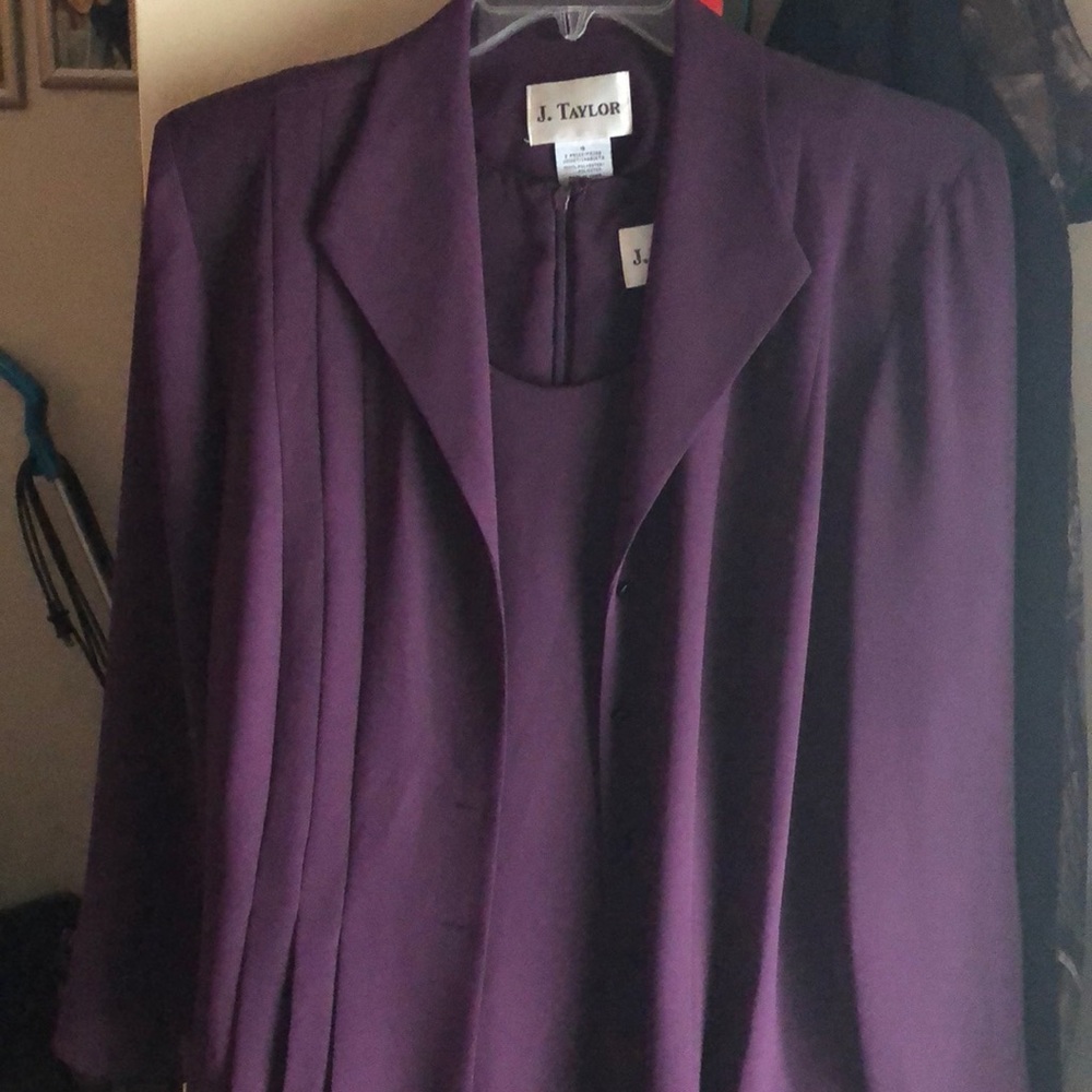 Woman’s long formal dress size 18